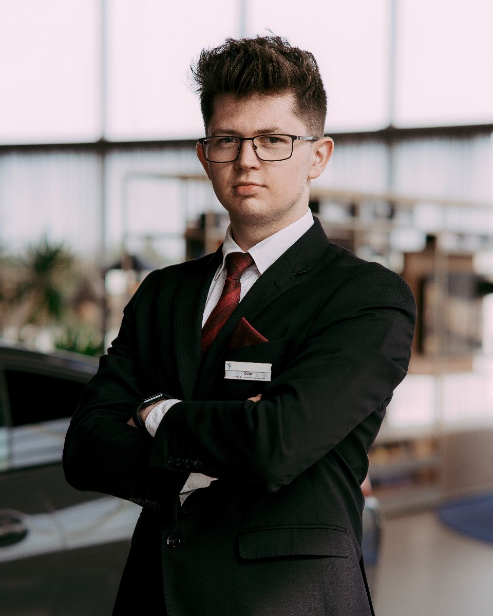 Oskar Zgraja Doradca ds. sprzedaży samochodów nowych BMW.