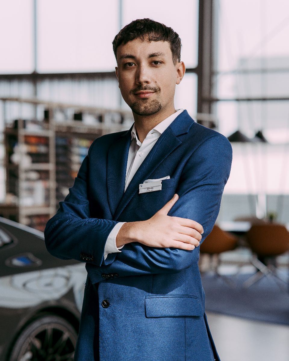 Dominik Hołda Asystent Salonu