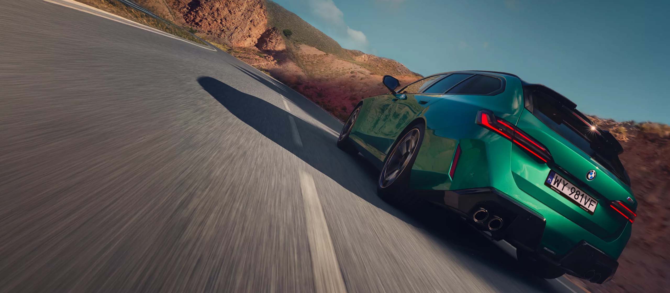 Praktyczna przestrzeń na wszystkie Twoje plany. Dzięki dużemu bagażnikowi BMW M5 Touring spełnia Twoje oczekiwania zarówno w życiu codziennym, jak i podczas podróży. Wyrazista stylistyka M przyciąga uwagę równie szybko, jak napęd hybrydowy M reaguje na naciśnięcie pedału gazu. Silnika benzynowy V8 M TwinPower Turbo w połączeniu z napędem elektrycznym, który przenosi na drogę moc systemową 535 kW (727 KM)<a href="#sup1"><sup>[3]</sup></a><a href="#sup1"><sup>[3]</sup></a>. zapewnia niesamowitą dynamikę, a dodatkową dawkę adrenaliny zapewnia sportowy pakiet M.